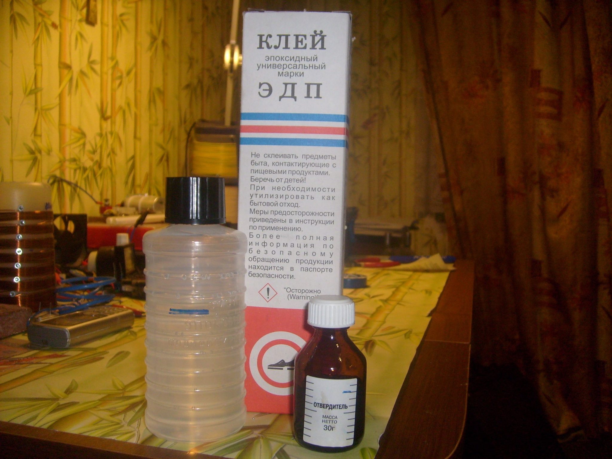 Эпоксидная смола для пластика и стекловолокна. Клей, для бампера автомобиля 3 м. Склеивание эпоксидной смолой пластика. Эпоксидная смола для склеивания поверхностей. Клей из эпоксидной смолы.
